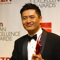 Sering tampil elegan di red carpet dan acara penghargaan bergengsi, Chow Yun-Fat ternyata lebih suka membeli pakaian dari toko diskon. Aku tidak memakai baju untuk (dilihat) orang lain. Selama aku merasa nyaman, maka itu sudah cukup, ujar Chow, seperti dikutip dari Jayne Stars. Foto: Chris Weeks/Getty Images