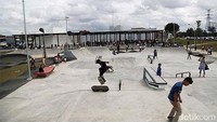 Skatepark Kalijodo yang menjadi lokasi favorit para pecinta olaharaga papan luncur itu pun masih tampak rapi dan terawat.
