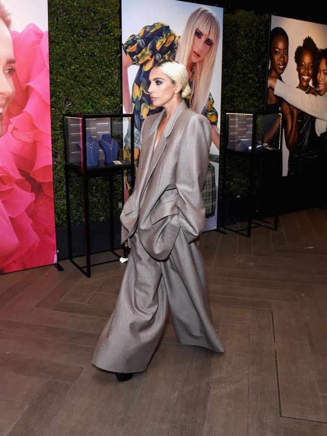 Kendati longgar, jas tersebut tetap mengakomodasi aura seksi bintang A Star is Born itu lewat garis leher rendah atau plunging neck yang mengekspos area dadanya. Tak tampak aksesori heboh menghiasi penampilannya. (Foto: Getty Images)