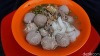 Bakso Adam sudah berjualan hampir tujuh tahun di lokasi ini dan selalu ludes dalam waktu singkat. Nah begini tampilan bakso dengan kwetiau. Foto: Devi S. Lestari / detikFood