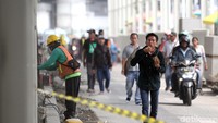 Beberapa pejalan kaki juga tampak melintasi kolong Skybridge ini.