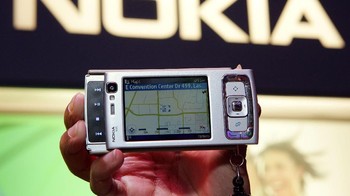 Nokia N95 diumumkan pada September 2006 dan mulai dipasarkan pada tahun 2007. N95 adalah sebuah ponsel legendaris dengan fitur sangat canggih pada masanya, pada masa puncak kejayaan Nokia. Foto: Ethan Miller/Getty Images