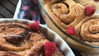Kudapan manis ini juga biasa dipanggang dalam loyang sehingga hasilnya padat seperti cake. Makin enak jika diberi susu kental manis dan buah raspberry. Foto : ilariatamai