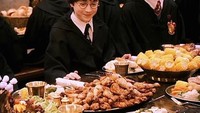 Kalau ini pose imut Daniel saat memerankan karakter Harry Potter, yang tengah tersenyum manis saat melihat tumpukan ayam goreng dan jagung rebus. Foto: Hollywood - Istimewa