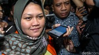 Neneng tak bicara apa pun soal kasusnya. 