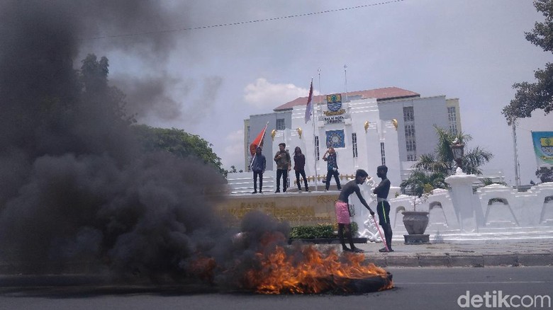 Protes Trotoar, Mahasiswa Cirebon Demo Bakar Ban di Balai Kota Protes Trotoar, Mahasiswa Cirebon Demo Bakar Ban di Balai Kota