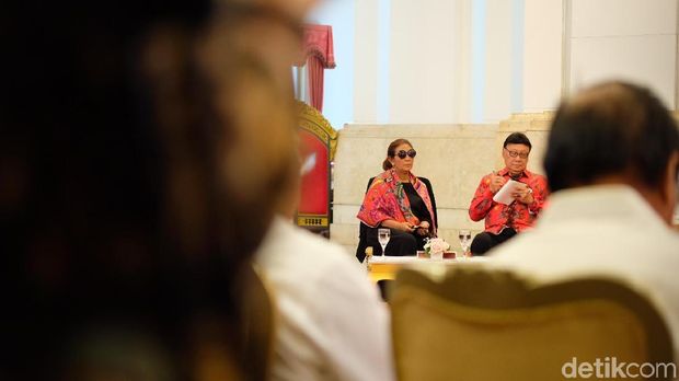 Momen Susi Berkacamata Hitam Saat Rapat di Istana