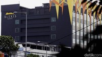 Wacana penutupan Alexis sudah mengemuka sejak era Ahok. Sesaat setelah Anies menjabat, ijin Alexis pun tak diperpanjang. Anies Baswedan menolak permohonan daftar ulang tanda daftar usaha pariwisata (TDUP) Hotel dan Griya Pijat Alexis. Izin Alexis diketahui telah habis pada 29 Agustus (saat Kepemimpinan Ahok) dan baru mengajukan perpanjangan kembali pada 14 Oktober. Rachman haryanto/detikcom.
