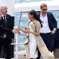 Gaun lurus minimalis seharga Rp 19,5 juta itu dibungkus dengan coat coklat dan heels Stuart Weitzman berwarna senada. (Foto: Getty Images)