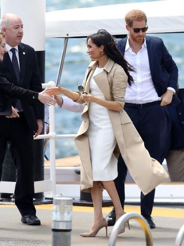 Hamil 3 Bulan, Meghan Markle Pamer Perut Buncit Pakai Gaun Putih