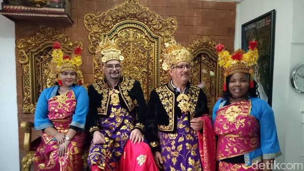 Delegasi IMF-WB jajal pakaian adat Bali