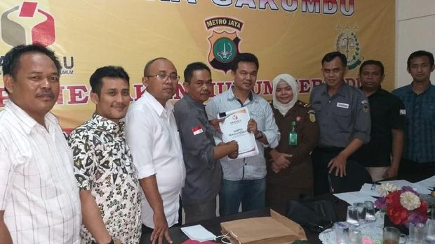 Panwaslu menemukan dugaan pelanggaran kampanye Caleg DPRD DKI Jakarta dari Partai Gerindra, Moh. Arief yang dilakukan di lingkungan SMPN 127 Jakarta Barat. / 