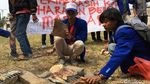 Bupati Bekasi Tersangka KPK, Mahasiswa Bakar Ikan