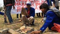 Aksi ini sebagai bentuk syukur mereka karena Bupati Bekasi Neneng Hasanah Yasin, terjaring operasi tangkap tangan kasus suap izin pembangunan proyek properti Meikart, Cikarang, Bekasi.