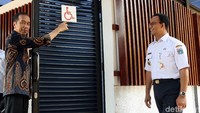 Jokowi kemudian meninjau fasilitas toilet yang berada di kawasan GBK, tepatnya di sekitaran patung Bung Karno. 