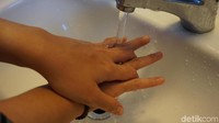 Lakukan hal yang sama dengan punggung tangan kiri dan telapak tangan kanan. Jangan lewatkan sela-sela jari. (Foto: Frieda Isyana Putri/detikHealth)