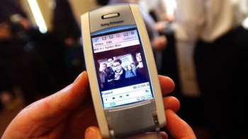 Sony Ericsson T681, dalam foto tertanggal 5 Maret 2002 ini, merupakan salah satu ponsel jadul yang punya kemampuan kamera mumpuni pada eranya. (Foto: Spencer Platt/Getty Images)