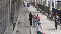 Skybridge Tanah Abang pun belum dapat digunakan karena masih dalam tahap penyelesaian pembangunannya.