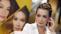 Reza Artamevia akan menggelar konser bersama Titi DJ. Ia pun tampil serba putih saat hadir di acara tersebut.  Foto: Ismail/detikFoto