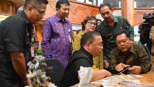 Menteri Keuangan Kabinet Provinsi Western Cape, Africa Selatan, Ivan Meyer terkesima dengan Mal Pelayanan Publik Graha Sewaka Dharma, Denpasar Bali.
