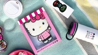 Nggak cuma makan dan ngemil enak, pengunjung juga bisa beli berbagai merchandise Hello Kitty yang imut. Foto: Instagram hellokittycafe
