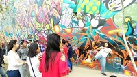 Selain itu, RPTRA Kalijodo juga memiliki area yang berisi mural dan grafiti yang menjadi tempat langganan para pengunjung melakukan swafoto. Di awal peresmiannya area ini menjadi salah satu yang ramai dikunjungi untuk foto-foto. Hingga kini pun mural dan grafiti di Kalijodo pun masih terlihat baik.