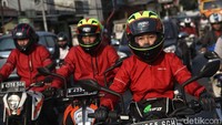 Padatnya jalanan serta sinar matahari yang mulai menyengat tak mampu memudarkan semangat tim mulai yang duduk di atas jok sepeda motor. Foto: Pradita Utama