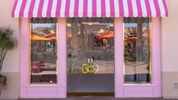 Ini nih bagian depan Hello Kitty Cafe. Gemesin banget nggak sih! Pantas saja pengunjungnya selalu ramai mulai dari anak-anak hingga orang dewasa. Foto: Instagram hellokittycafe
