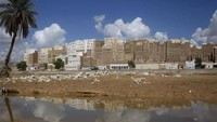 Saat serangan itu terjadi, adalah hari di mana kebahagiaan meninggalkan Shibam selamanya. Sekarang kota itu kosong dengan toko-toko suvenir ditutup (Khaled Abdullah/REUTERS)