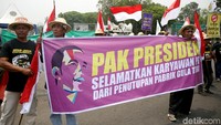 Ketua Umum APTRI, Soemitro Samadikoen di tengah unjuk rasa meminta pemerintah untuk membeli gula petani yang tidak laku.
