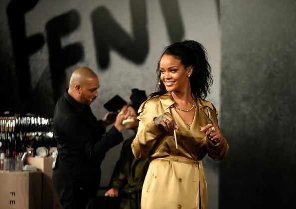 baju nude DUBAI, UNITED ARAB EMIRATES - SEPTEMBER 29: Rihanna walks on stage during her Fenty Beauty talk in collaboration with Sephora, for the launch of her new Stunna Lip paint