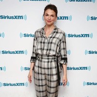 Sebelum terjun ke dunia TV, Sutton Foster merupakan artis broadway. Dia lebih sering tampil di panggung-panggung drama. Di 2012, Sutton tampil di serial komedi berjudul Bunheads. Di 2015, namanya semakin terkenal setelah memainkan serial TV Younger.  Foto: Getty Images