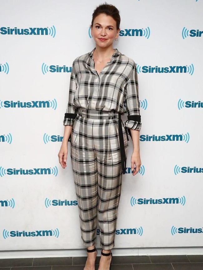 Sebelum terjun ke dunia TV, Sutton Foster merupakan artis broadway. Dia lebih sering tampil di panggung-panggung drama. Di 2012, Sutton tampil di serial komedi berjudul Bunheads. Di 2015, namanya semakin terkenal setelah memainkan serial TV Younger.  Foto: Getty Images