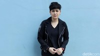 Mita tampil serba hitam dengan jaket, kaus dan jeans.