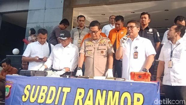  Penyidik Direktorat Kriminal Umum (Ditkrimum) Polda Metro Jaya menetapkan dua orang berinisal IAW dan RMY sebagai tersangka