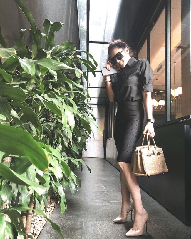 Olla Ramlan yang merupakan putri pengusaha kaya dari Kalimantan dan kini juga menjadi istri pengusaha itu bergaya serba hitam dengan menenteng tas Hermes Birkin berharga ratusan juta. Foto: Instagram @ ollaramlanaufar