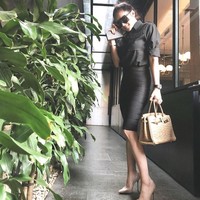 Olla Ramlan yang merupakan putri pengusaha kaya dari Kalimantan dan kini juga menjadi istri pengusaha itu bergaya serba hitam dengan menenteng tas Hermes Birkin berharga ratusan juta. Foto: Instagram @ ollaramlanaufar