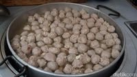 Bakso Adam : Rela Antre Demi Semangkuk Bakso yang Hits di Glodok 
