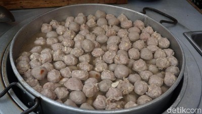 Barisan Pecinta Bakso yang Rela Antre Demi Bakso Adam yang Hits