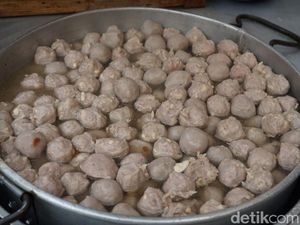 Barisan Pecinta Bakso yang Rela Antre Demi Bakso Adam yang Hits