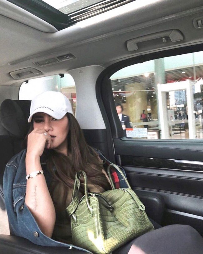 Berpose di dalam mobil, Olla Ramlan yang dikenal mengoleksi tas Hermes bergaya memangku salah satu tasnya yaitu Hermes Lindy Crocodile yang harganya bisa mencapai Rp 300 jutaan. Foto: Instagram @ ollaramlanaufar