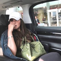 Berpose di dalam mobil, Olla Ramlan yang dikenal mengoleksi tas Hermes bergaya memangku salah satu tasnya yaitu Hermes Lindy Crocodile yang harganya bisa mencapai Rp 300 jutaan. Foto: Instagram @ ollaramlanaufar