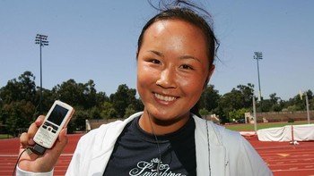 Atlet China Peng Shuai dengan Sony Ericsson K800, ponsel dengan kamera mumpuni di eranya, pada sebuah turnamen tenis tahun 2005. (Foto: Getty Images for Sony Ericsson)
