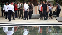Saat turun dari mobil kepresidenan RI 1, Jokowi disambut Menteri Sekretaris Negara Pratikno, Menteri Sosial Agus Gumiwang Kartasmita, Menteri PUPR Basuki Hadimuljono dan Gubernur DKI Jakarta Anies Baswedan.