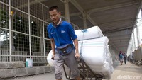 Kolong Skybridge ini masih dibuka sementara mulai pukul 04.00 hingga 19.00 WIB.