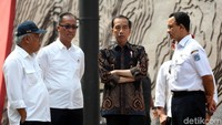 Jokowi berbincang dengan Menteri PUPR, Mensos dan Anies Baswedan.