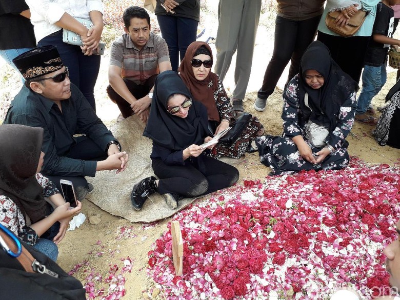 Balik ke Rutan Bawa Bunga dan Tanah dari Kuburan Ibu, Apa Maksud Roro? Balik ke Rutan Bawa Bunga dan Tanah dari Kuburan Ibu, Apa Maksud Roro?