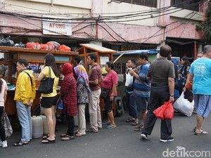 Antre Panjang dan Harus Sabar Kalau Mau Jajan 5 Makanan Ini