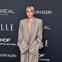 Begini gaya Lady Gaga saat bersolek dalam balutan setelan gombrong di karpet merah acara penghargaan ELLEs 25th Annual Women In Hollywood Celebration di Los Angeles, California, AS, Senin (15/10/2018). (Foto: Getty Images)