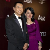 Meskipun kekayaannya mencapai triliunan rupiah, aktor legendaris asal Hong Kong ini hidup secara sederhana. Setiap bulannya ia hanya bergantung dengan uang USD 100 atau sekitar Rp 1,5 juta untuk memenuhi kebutuhan pribadinya. Foto: Chris Weeks/Getty Images